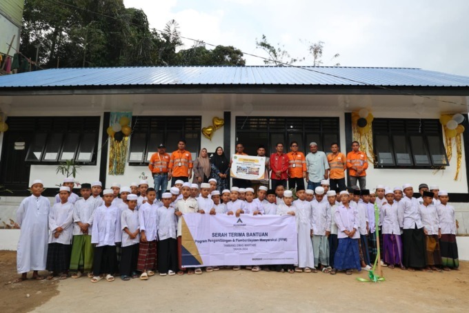  RUANG KELAS BARU: Serah terima ruang kelas baru dari PT Agincourt Resources kepada MTs Swasta Mardhatillah di Angkola Barat, Tapanuli Selatan, Sumatra Utara, Jumat (14/2/2025). (Dok: PTAR)