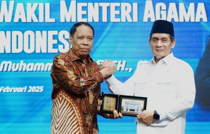 CENDERA MATA: Prof Dr Agussani MAP (kiri) menyerahkan cendera mata pada wakil menteri agama di kampus UMSU, Rabu (19/2). (ISTIMEWA)