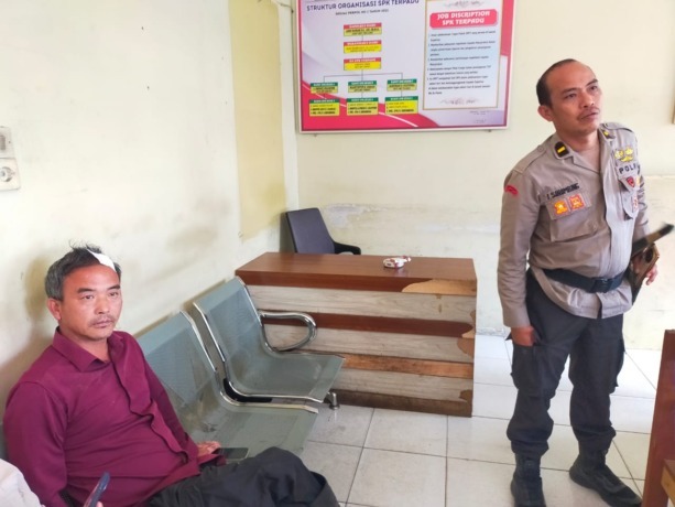 MELAPOR: Mr Chen, kontraktor PT DPM saat melaporkan kejadian penganiayaan di Mapolres Dairi, Kamis (20/2/2025). RUDY SITANGGANG/SUMUT POS.