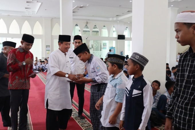 BERIKAN: Plh Sekdako M Syah Irwan memberikan santunan kepada anak yatim di sela-sela Peringatan Isra Mikraj Nabi Muhammad SAW 1446 Hijriah yang digelar Pemko Tebingtinggi. ISTIMEWA/SUMUT POS