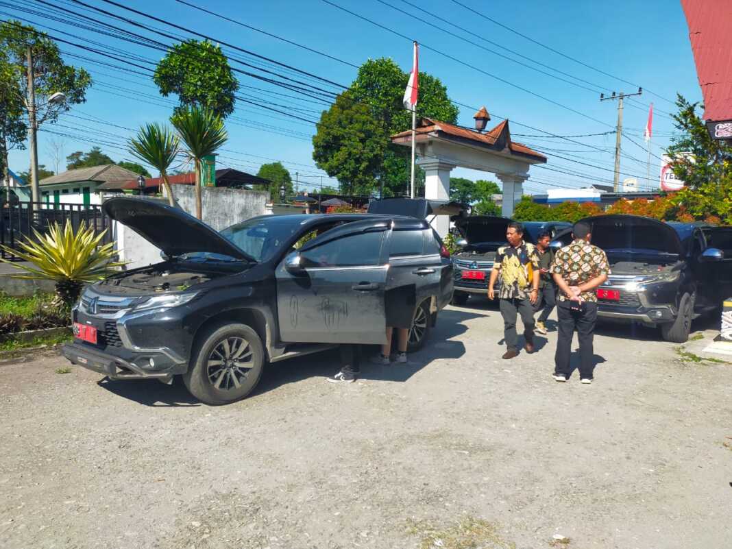 DIJUAL: Tiga mobil dinas pimpinan DPRD Dairi akan dijual. RUDY SITANGGANG/SUMUT POS.