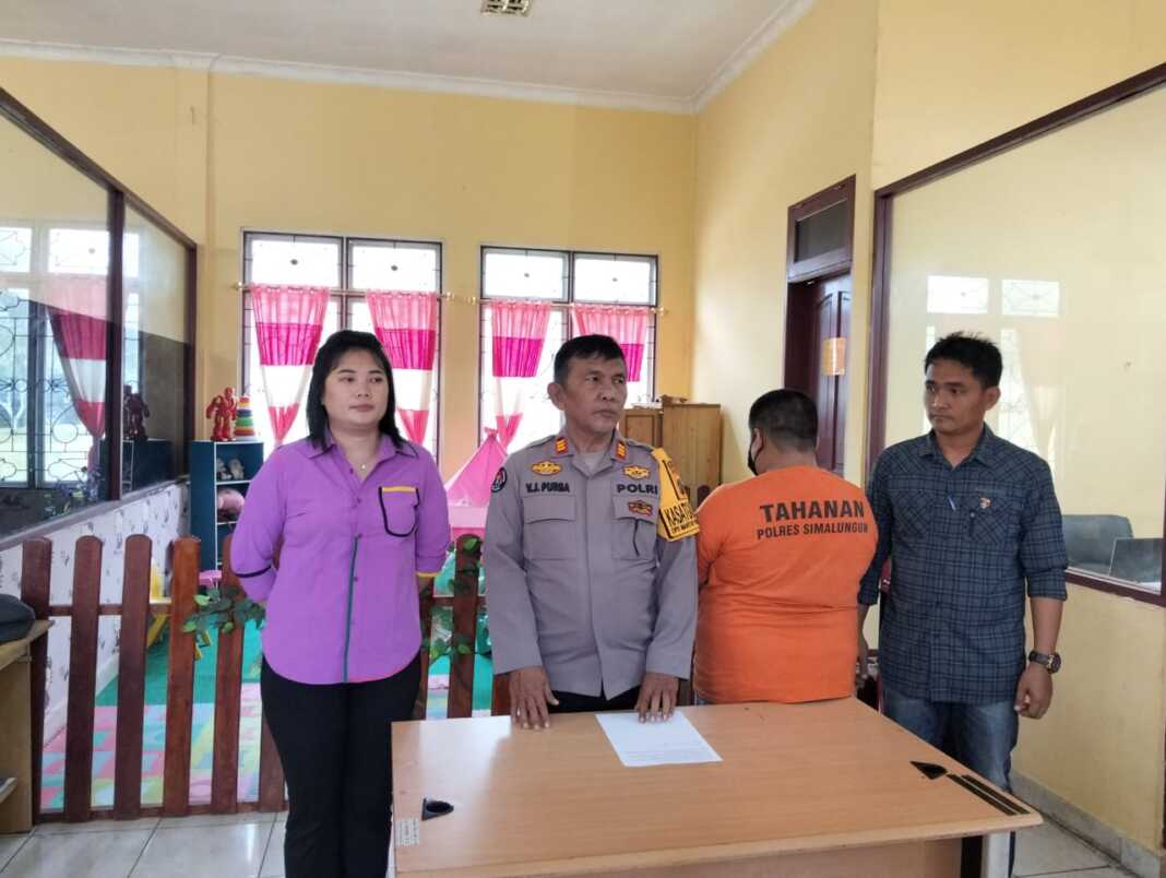 DIAMANKAN: Tersangka Z (pakai baju tahanan) saat diamankan di Polres Simalungun. PRA EVASI/SUMUT POS