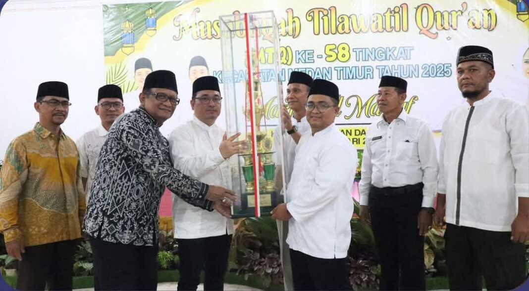 Foto Tomi Sanjaya Lubis/Sumut Pos TERIMA: Lurah Pulo Brayan Darat 2, Anto Sahputra, SE (paling kanan) menerima hadiah bergilir juara Umum MTQ tingkat Kecamatan Medan Timur dari Camat Medan Timur, Noor Alfi Pane.