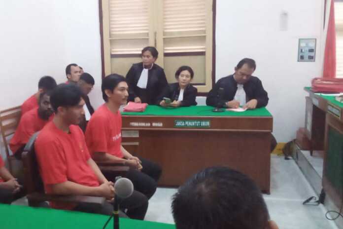 PUTUSAN: Angga Tarmana dan terdakwa Maruli Hotma Tambunan, terdakwa kasus ganja menjalani sidang putusan di PN Medan, Kamis (20/2). AGUSMAN/SUMUT POS