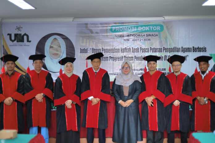 BERSAMA: Dr Istiqomah Sinaga SHI MH bersama para penguji sidang. Sumut Pos/Dokumen Pribadi