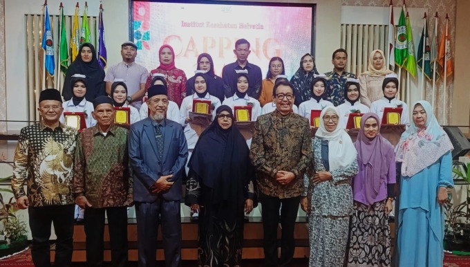 CAPPING DAY: Assoc Prof Dr H Ismail Efendy MSi (depan, 3 kiri) bersama pembina Yayasan Helvetia, undangan dan peserta capping day Institut Kesehatan Helvetia. (ISTIMEWA)