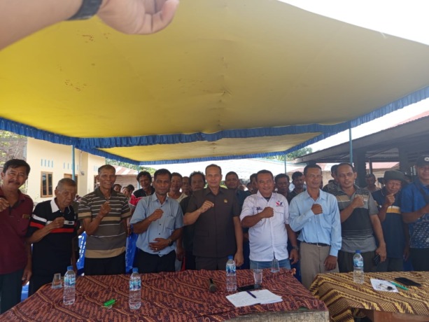 RESES: Anggota DPRD Batubara Partai Perindo Batubara, Alpon Sirait, ST foto bersama dengan masyarakat saat melakukan reses tahap I di Dusun 1 Pardamean, Desa Suka Raja, Kec Air Putih, Batubara, Selasa(25/2/2025). Foto :/Liberti H Haloho.