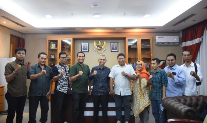 DIABADIKAN: Wakil Ketua DPRD Sumut, H. Salman Alfarisi Lc MA diabadikan bersama Pokja Wartawan DPRD Sumut di ruang kerjanya pada gedung DPRD Sumut, Jalan Imam Bonjol, Kota Medan, Rabu (26/2/2025). MARKUS/SUMUT POS