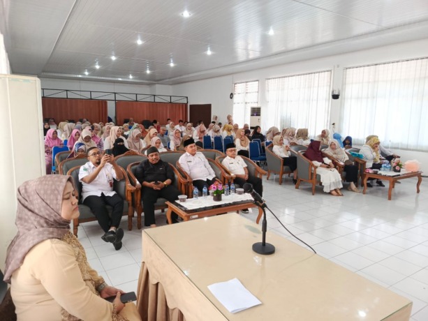 Direktur RSJ Prof Dr Muhammad Ildrem, drg Ismail Lubis, MM bersama staff saat memperingati Isra Mi’raj 1446 H dengan penuh khidmat.