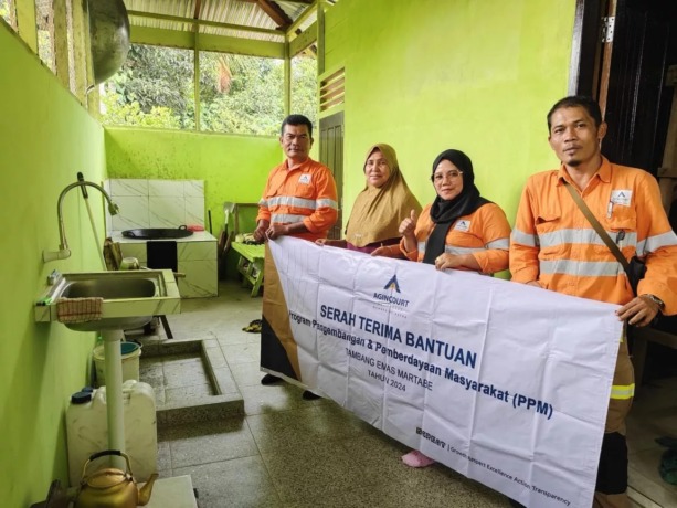 SERAHKAN: PT Agincourt Resources menyerahkan bantuan berupa rumah produksi kepada enam pelaku usaha kuliner binaan di Desa Telo dan Kelurahan Aek Pining, Januari 2025 lalu. (Dok PTAR)