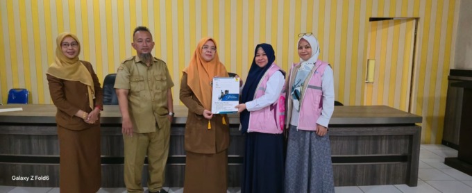 Srikandi PLN saat berfoto bersama dengan Pihak RSUD Kota Pinang