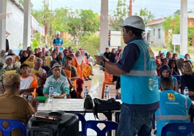 Manager ULP Delitua saat memberikan penjelesan mengenai Sosialisasi kelistrikan Secara Tepat, Aman, dan Nyaman kepada warga Desa Deli tua.