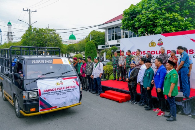 BANTUAN: Kapolda Sumut, Irjen Pol Whisnu Hermawan Februanto saat melepas bantuan sosial ke wilayah Sumut, di Mapolda Sumut, Kamis (27/2). Sumut Pos/Dokumen Pribadi