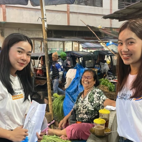 GEREBEK: BRI Cabang Kota Tebingtinggi melaksanakan aksi grebek pasar kepada pelaku UMKM di Pasar Gambir Kota Tebingtinggi. ISTIMEWA/SUMUT POS