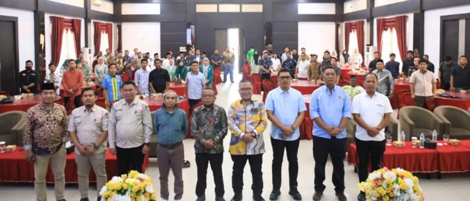 DIABADIKAN: Sekda Labusel, H. Heri Wahyudi M. S.STP, M.AP bersama stakeholder diabadikan pada rakorda dan evaluasi pengawasan Pilkada 2024, Kamis (27/2/2025). KHAIRUDDIN/SUMUT POS