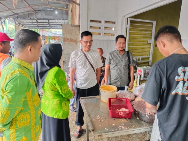 SIDAK: Polres Sergai bersama Pemkab Sergai saat sidak di pasar Sei Rampah. ( FADLY/SUMUT POS )