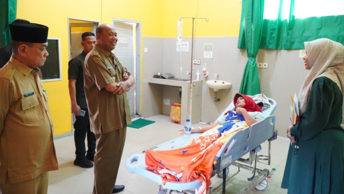 TINJAU: Bupati Langkat, H Syah Afandin saat meninjau RSUD Tanjungpura usai sidak pasar.(Diskominfo Langkat/Sumut Pos)