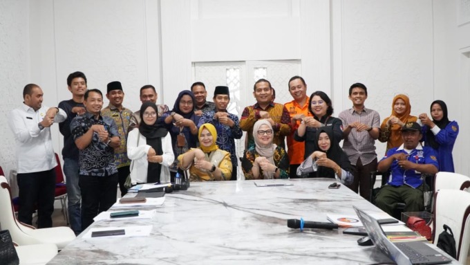 FOTO BERSAMA: Wakil Bupati Langkat, Tiorita br Surbakti foto bersama dengan Tim KND.(Diskominfo Langkat/Sumut Pos)