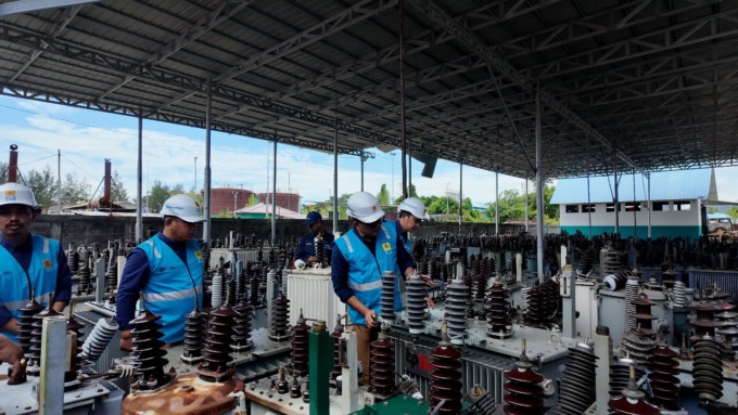 General Manager PLN UID Sumut saat melakukan inspeksi pada Trafo di Gudang UP2D Nias