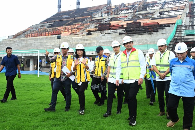 TINJAU: Wakil Menteri (Wamen) Pekerjaan Umum (PU) Diana Kusumastuti saat meninjau progres revitalisasi Stadion Teladan Medan. IKHSAN/SUMUT POS