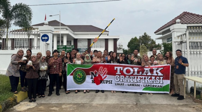 BERSAMA: Pimpinan PN Sei Rampah berama jajaran saat menggelar kampanye publik dengan tema anti korupsi dan gratifikasi sekaligus berbagi takjil di Depan Kantor PN Sei Rampah, Sergai (20/3). (FADLY/SUMUTPOS)