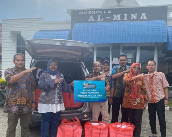 PEDULI: PT Pelindo Regional 1 Belawan kembali menggelar aksi kepedulian di bulan suci Ramadan dengan membagikan 350 paket takjil kepada masyarakat, Senin (17/3/2025). ISTIMEWA/SUMUT POS