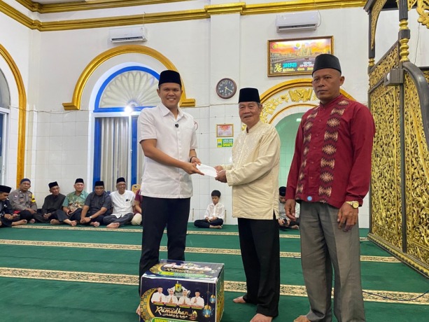 BERIKAN: Wabup Sergai Adlin Tambunan bersama Ketua BKM mesjid Jami ismailyah saat berikan bingkisan. (FADLY/SUMUTPOS )