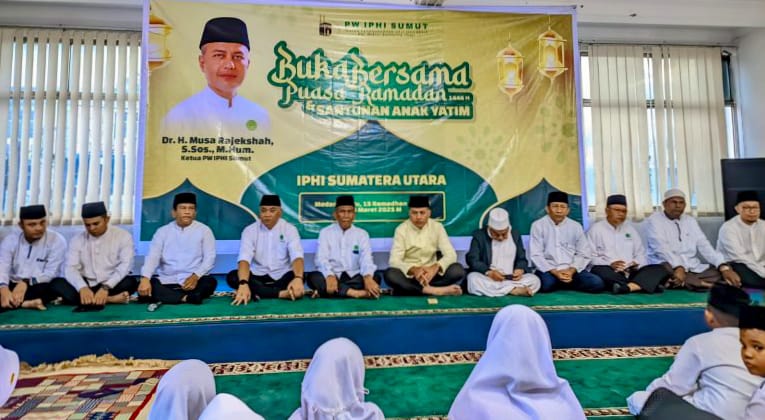 IPHI SUMUT: Dr H Musa Rajekshah MHum (tengah) menghadiri kegiatan buka puasa bersama di Sekretariat IPHI Sumut, Sabtu (15/3). (ISTIMEWA/SUMUT POS)