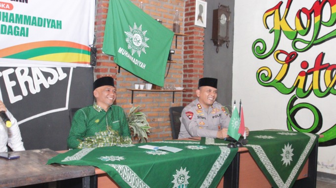 SILATURAHMI: Kapolres Sergai, AKBP Jhon Hery Sitepu beserta pengurus Muhammadiyah silaturahmi di Sei Rampah. (istimewa/sumut pos)