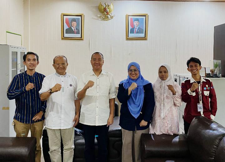 PKBI SUMUT: Prof Dr H Bahdin Nur Tanjung MM (2 kiri) beserta pengurus PKBI Sumut diterima Kabid Layanan Kepemudaan dan Kepramukaan Dispora Sumut Fahri Azhari SSTP MSP (3 kiri), Rabu (12/3). (ISTIMEWA/SUMUT POS)