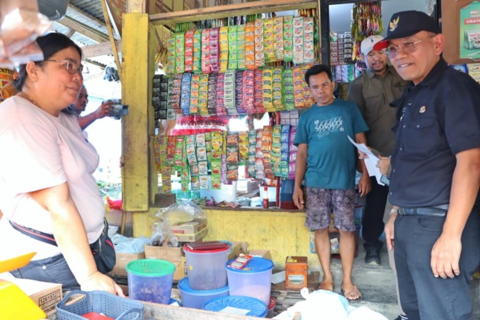 SIDAK: Bupati Simalungun berbincang-bincang dengan pedagang saat melakukan sidak di Pasar Perdagangan. foto: Pra Evasi/Sumut Pos