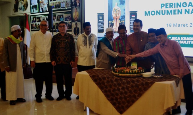 POTONG TUMPENG: Tun DR H Rahmat Shah (3 kanan) bersama undangan memotong tumpeng syukuran Peringatan 14 Tahun Monumen Nasional Keadilan. (DEDDI MULIA PURBA/SUMUT POS)