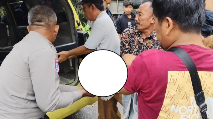 EVAKUASI: Petugas dan warga sekitar mengevakuasi sopir truk usai alami kecelakaan tunggal di lokasi kejadian. KHAIRUDDIN/SUMUT POS