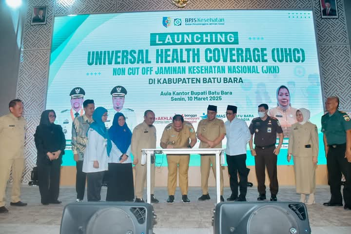 Bupati Batubara Baharuddin Siagian bersama Kepala BPJS Cabang Kisaran Sri Widyastuti, S.K.M melounching Program Universal Health Coverage (UHC) di Kabupaten Batubara, Senin(10/3/2025) di Aula Kantor Bupati Batubara. Dok..Humas Kominfo Batubara.