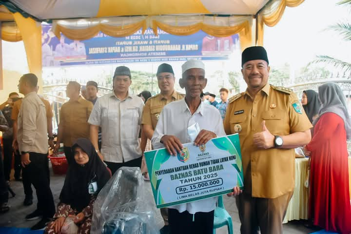 BANTUAN: Bupati Batubara Baharuddin Siagian saat memberikan bantuan kepada anak yatim-piatu serta kaum dhuafa di Masjid Jami' Bahar Zain, Desa Sei Bejangkar, Senin (10/03/2025).Foto':/Liberti H Haloho