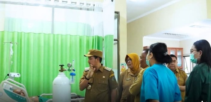 SIDAK: Wali Kota Tebingtinggi Iman Irdian Saragih melaksanakan inspeksi mendadak di RSUD dr Kumpulan Pane Kota Tebingtinggi meminta pelayanan maksimal. SOPIAN/SUMUT POS