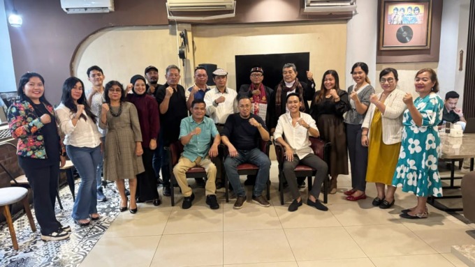 FOTO BERSAMA: Para peserta dan Panitia Peringatan Wafat Raja Sisingamangaraja XII ke-118 foto bersama di sela-sela rapat perdana di Medan. FOTO: ISTIMEWA/SUMUT POS