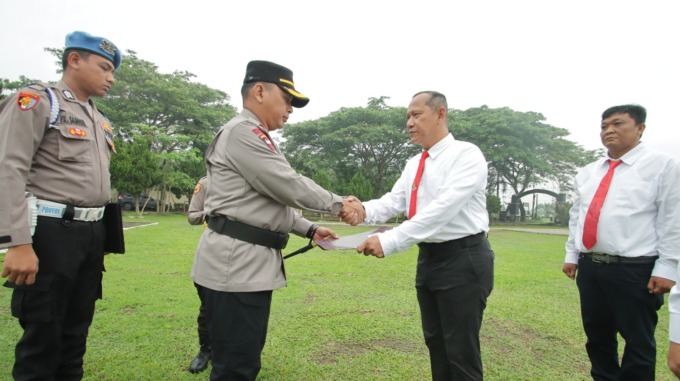 PENGHARGAAN: Kapolres Sergai, AKBP Jhon Hery Sitepu berikan penghargaan kepada salah satu personel di Lapangan MaPolres Sergai ( 17/3/2025). (FADLY/SUMUTPOS)