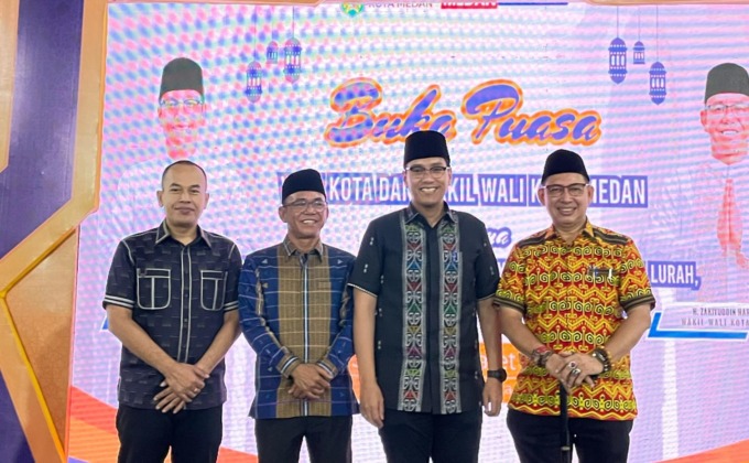 Wakil Ketua Fraksi Partai Demokrat DPRD Medan Dodi Robert Simangunsong (kiri) bersama Wali Kota Medan Rico Tri Putra Bayu Waas, Wakil Wali Kota Medan Zakiuddin Harahap, dan Ketua DPRD Medan Wong Chun Sen di sela acara buka puasa bersama di Rumah Dinas Wali Kota Medan, Jumat (14/3/2025).