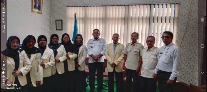 DIABADIKAN: Camat Galang, Drs Syahdin Budi Pane diabadikan bersama pengurus IPSM Galang periode 2025-2030. ISTIMEWA/SUMUT POS