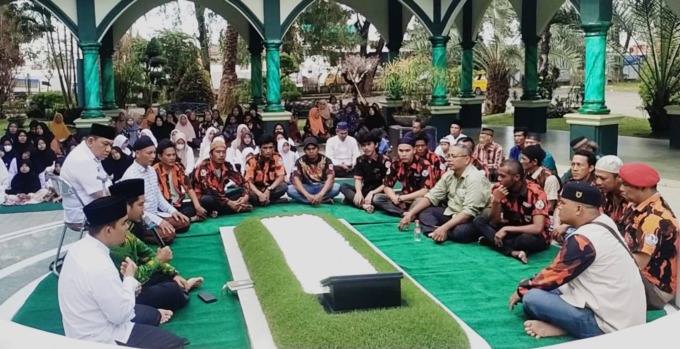 ZIARAH: Saharuddin bersama tim KSJ, Pemuda Pancasila dan penerima bantuan ziarah ke makam H Anif. (ISTIMEWA)