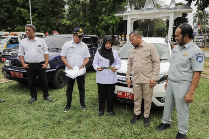 PERIKSA: Wakil Wali Kota memeriksa kendaraan Dinas. ISTIMEWA/SUMUTPOS