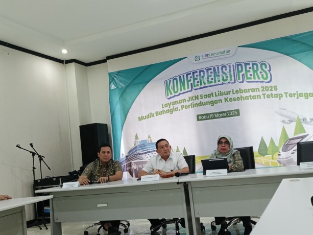 KOFERENSI PERS: Kepala BPJS Kesehatan Cabang Medan, dr Yasmine Ramadhana (kanan), Kepala Dinas Kesehatan Medan, Yudha Pratiwi (tengah) saat gelar Konferensi Pers Pelayanan Mudik Lebaran Tahun 2025, Rabu (19/3).