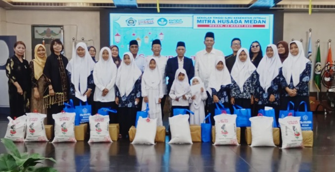 MITRA HUSADA: Prof Saiful Anwar Matondang MA PhD (tengah) bersama keluarga besar STIKes Mitra Husada Medan dan anak-anak penerima santunan. (DEDDI MULIA PURBA/SUMUT POS)