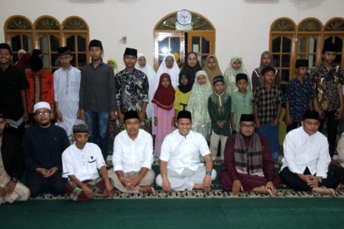 BERSAMA: Wabup Sergai Adlin Tambunan berama tokoh agama dan anak yatim. (FADLY/SUMUT POS)