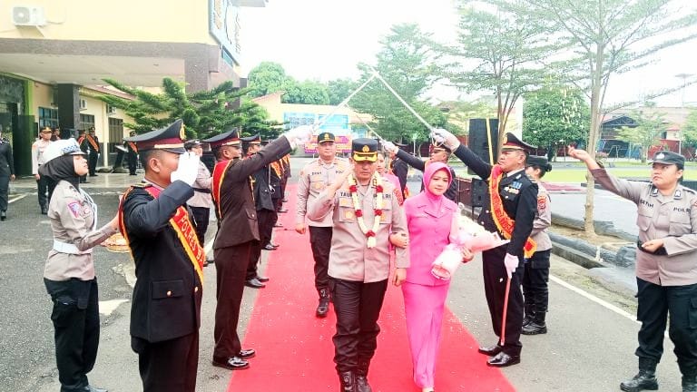 SERTIJAB: Sertijab Kapolres batubara dari AKBP Taufik Hidayat Thayeb kepada AKBP Doly Neslon H.H Nainggolan SH, MH, Selasa(25/3/2025). Foto :/Liberti H Haloho