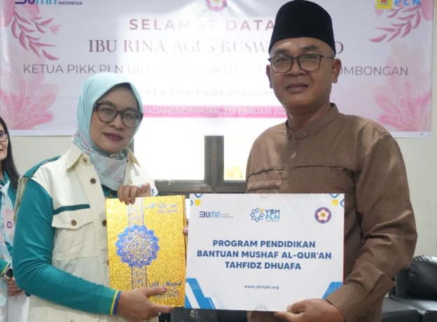 Penyerahan Mushaf Al Qur'an oleh Ketua PIKK PLN UID Sumut yang diterima oleh perwakilan pesantren.