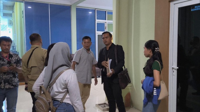 PROTES:Tiopan Tarigan (dua dari kanan) saat protes di RSUD Djoelham.(Teddy Akbari/Sumut Pos)