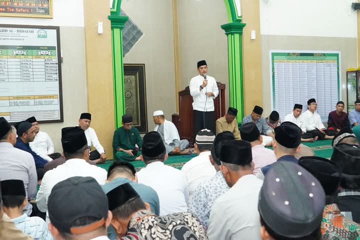 SAFARI: Wali Kota Tebingtinggi Iman Irdian Saragih dan Wakil Wali Kota Chairil Mukmin Tambunan melaksanakan kegiatan Safari Ramadan di Masjid Al-Hidayah. SOPIAN/SUMUT POS