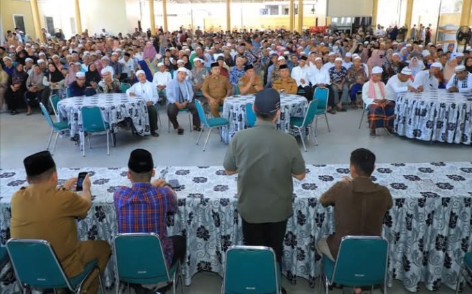 TALI ASIH: Bupati Dr Hendri Yanto Sitorus memberikan tali asih kepada para guru mengaji, nazir masjid dan bilal mayit di Kabupaten Labura. INDRA LUBIS/SUMUT POS